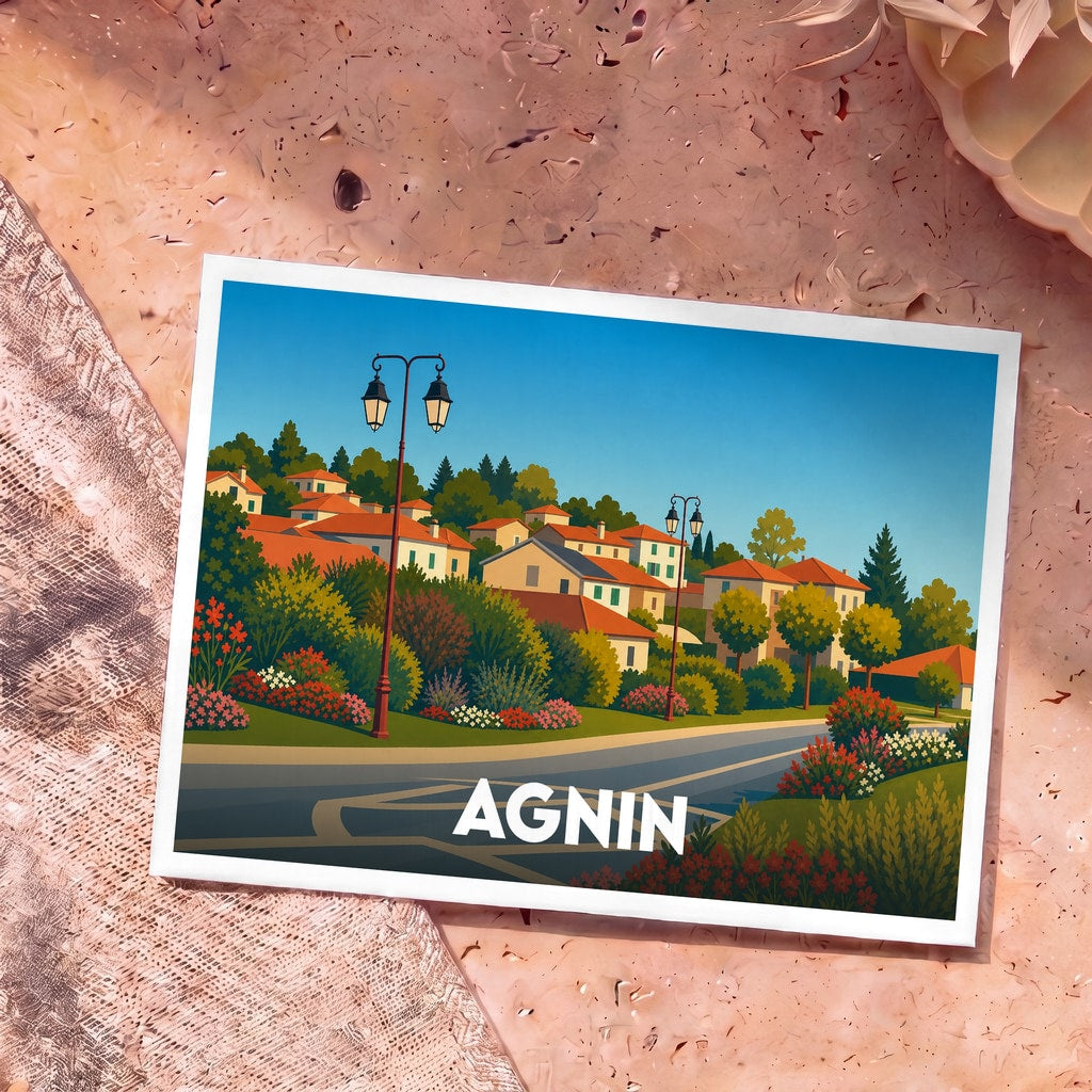 Carte postale souvenir de la ville d'Agnin avec une illustration stylisée d'un village fleuri.