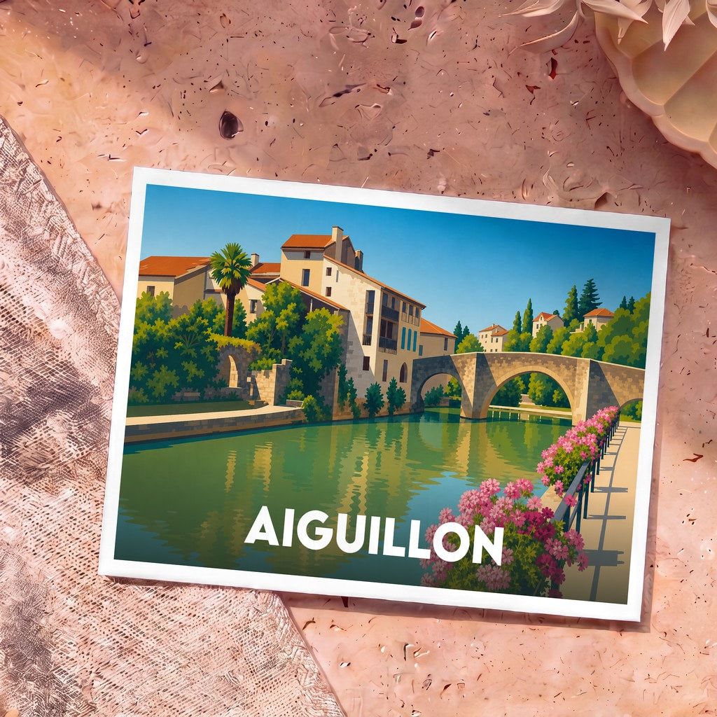 Carte postale souvenir de la ville d'Aiguillon présentant une illustration stylisée d'un pont en pierre et de bâtiments au bord de l'eau.