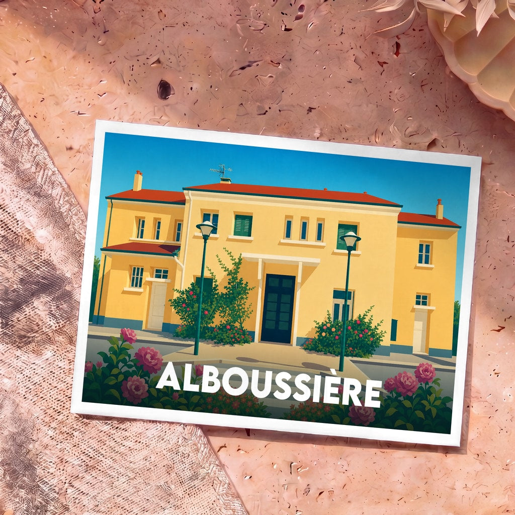 Carte postale souvenir de la ville d'Alboussière illustrant une façade de bâtiment colorée sous un ciel bleu.