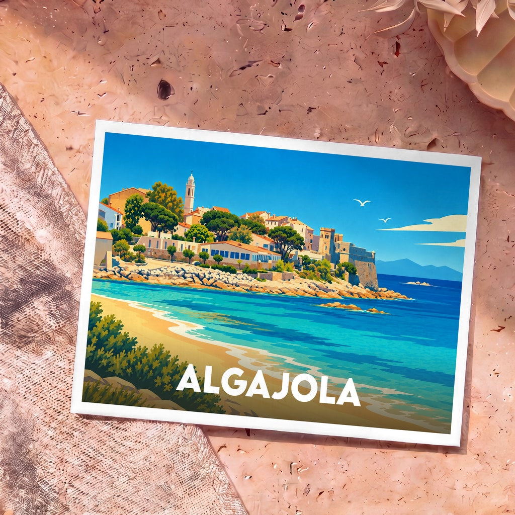 Carte postale souvenir de la ville d'Algajola avec une illustration colorée et stylisée de son bord de mer.