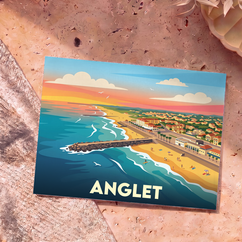 Carte postale souvenir de la ville d'Anglet avec une illustration stylisée de sa côte au coucher du soleil.