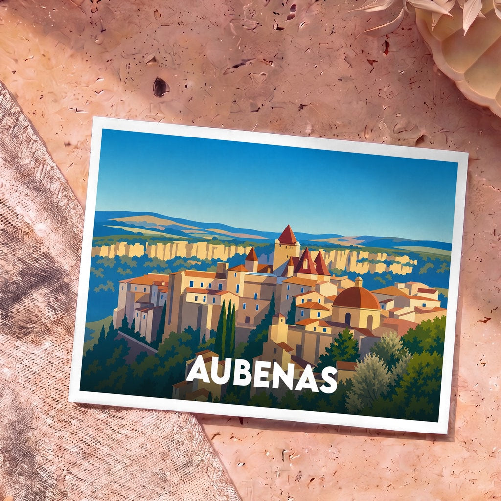 Carte postale souvenir de la ville d'Aubenas avec une illustration stylisée et colorée de ses monuments historiques.