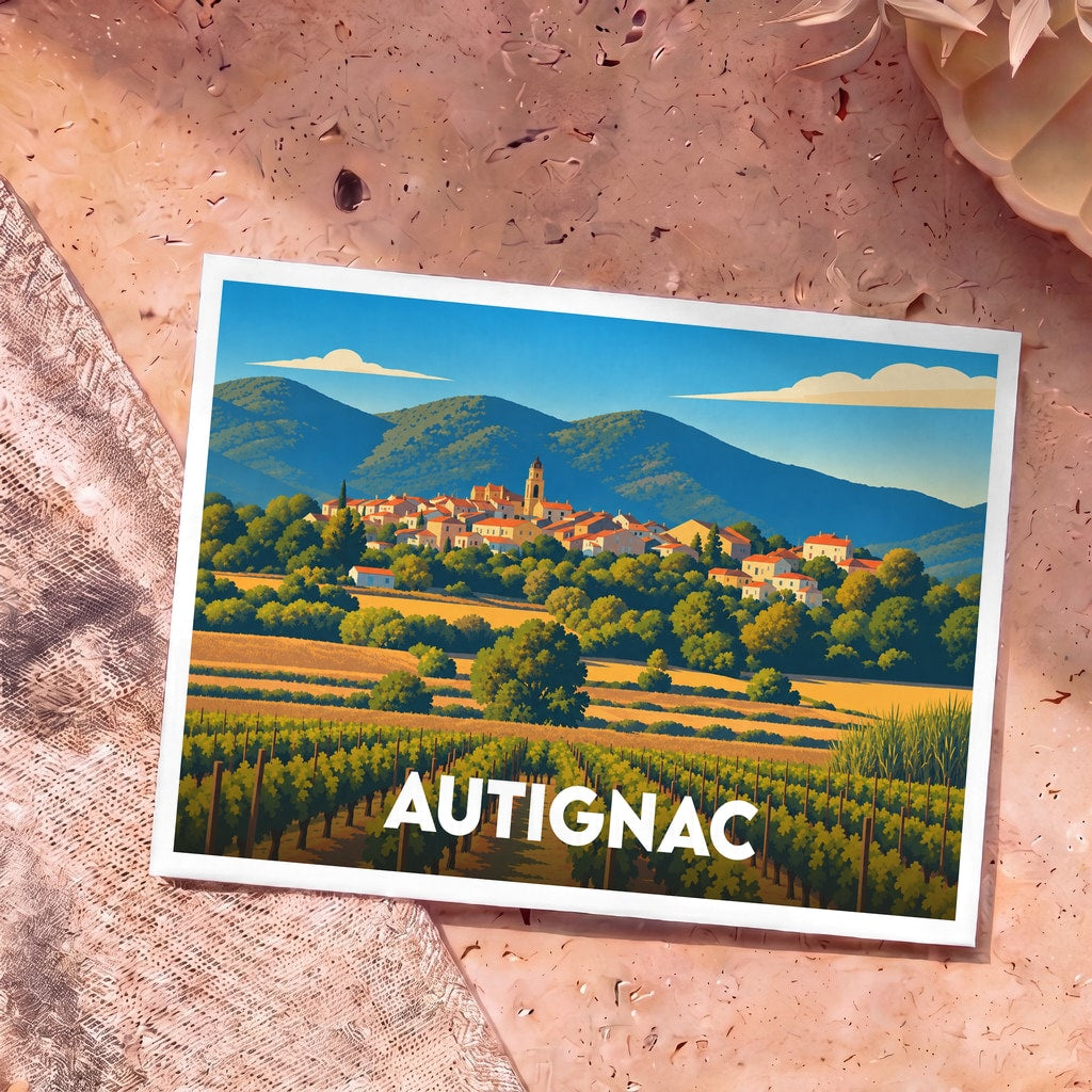 Carte postale souvenir de la ville d'Autignac avec une illustration stylisée de ses paysages et vignobles.