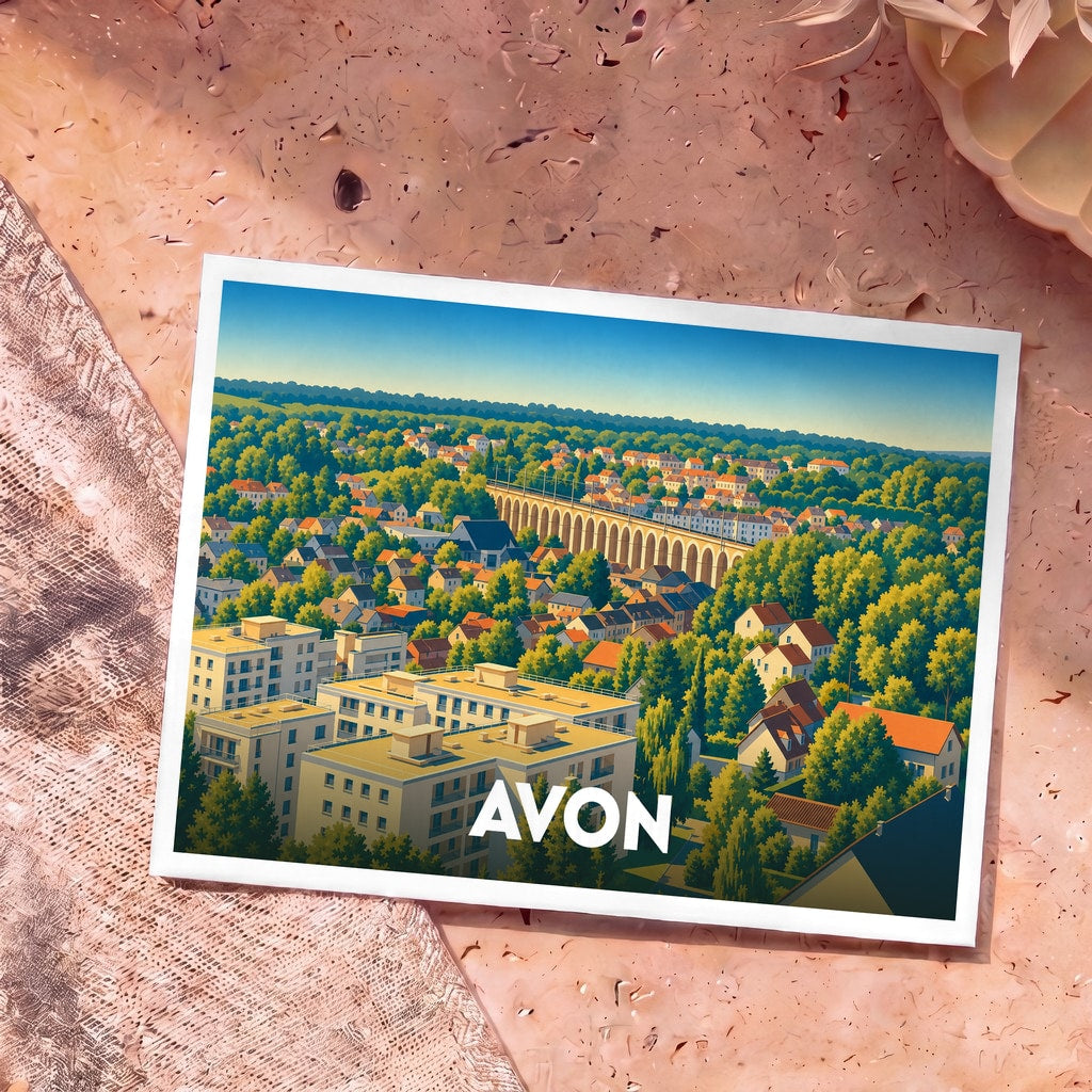 Carte postale souvenir de la ville d'Avon présentant une illustration stylisée et colorée de son paysage urbain et de son viaduc.