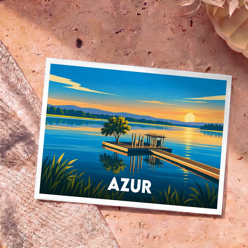 Carte postale souvenir de la ville d'Azur avec une illustration stylisée d'un ponton sur un lac au coucher du soleil.