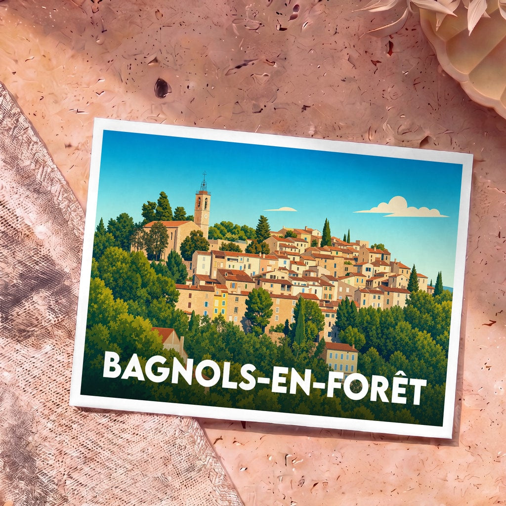 Carte postale souvenir de la ville de Bagnols-en-Forêt avec une illustration stylisée d'un village perché.