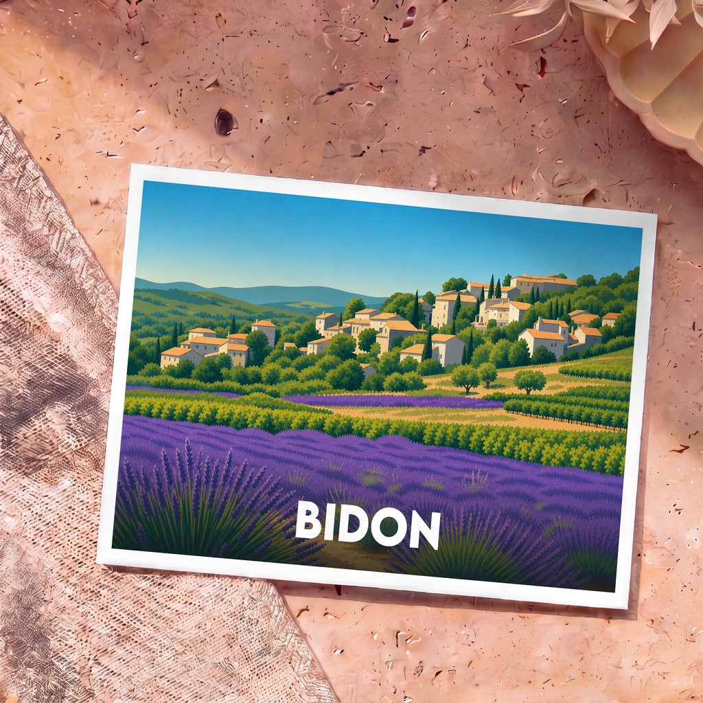 Carte postale souvenir de la ville de Bidon illustrée par un paysage stylisé de champs de lavande et d'un village provençal.