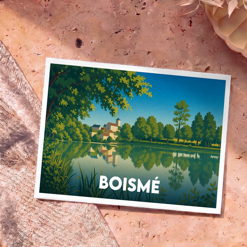 Carte postale souvenir de la ville de Boismé avec une illustration stylisée d'un paysage arboré se reflétant dans l'eau.