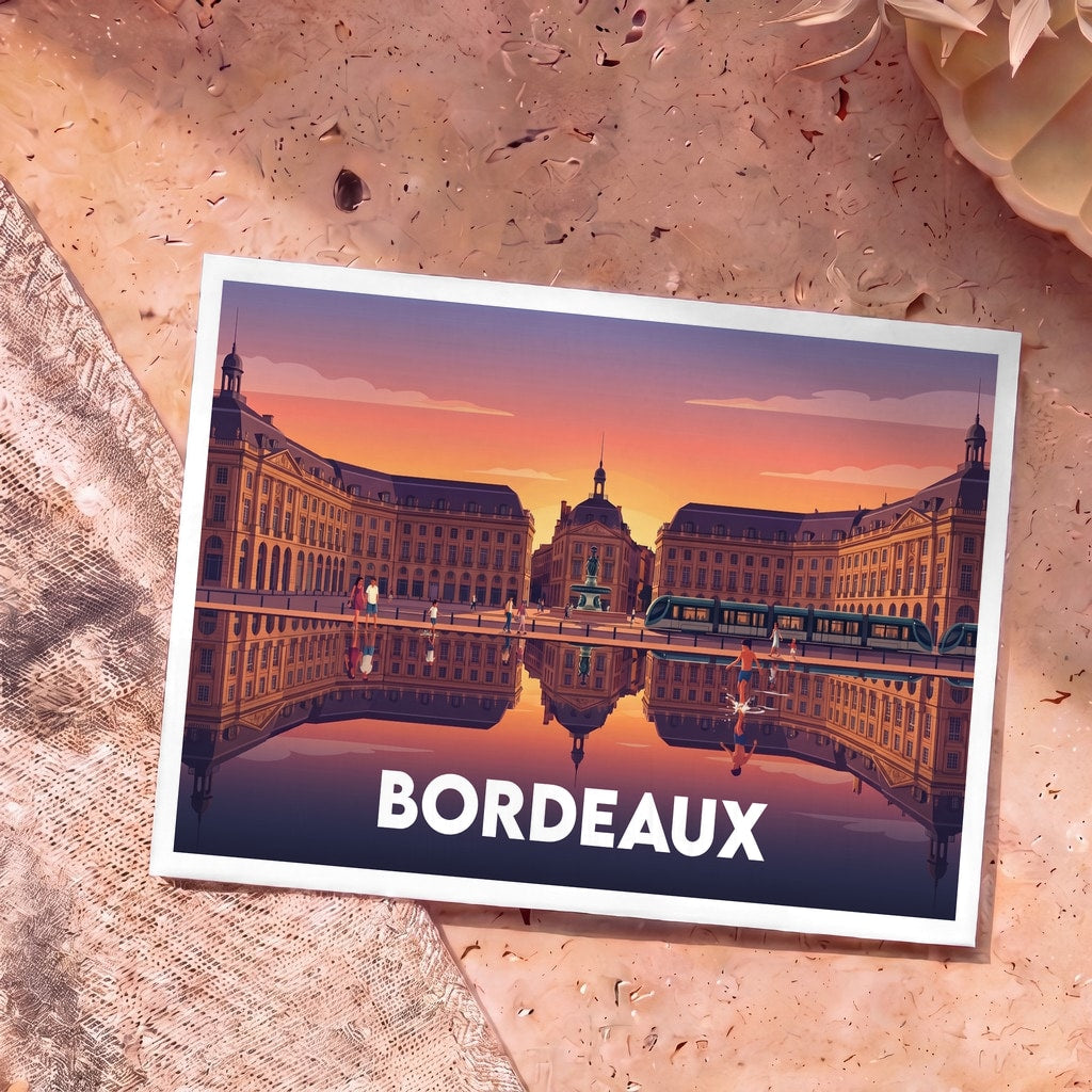 Carte postale souvenir de la ville de Bordeaux illustrant la Place de la Bourse et son miroir d'eau au coucher du soleil.