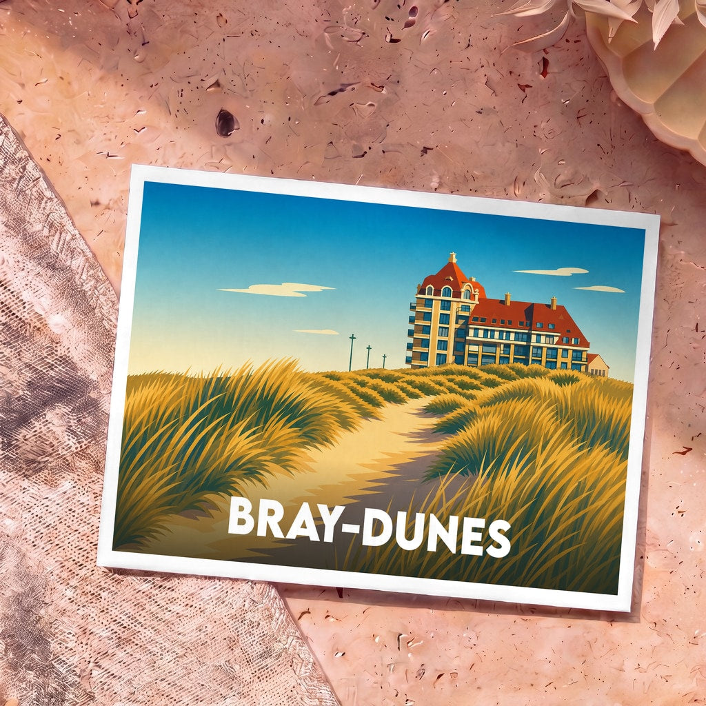 Carte postale souvenir de la ville de Bray-Dunes illustrant un bâtiment de bord de mer derrière des dunes de sable.