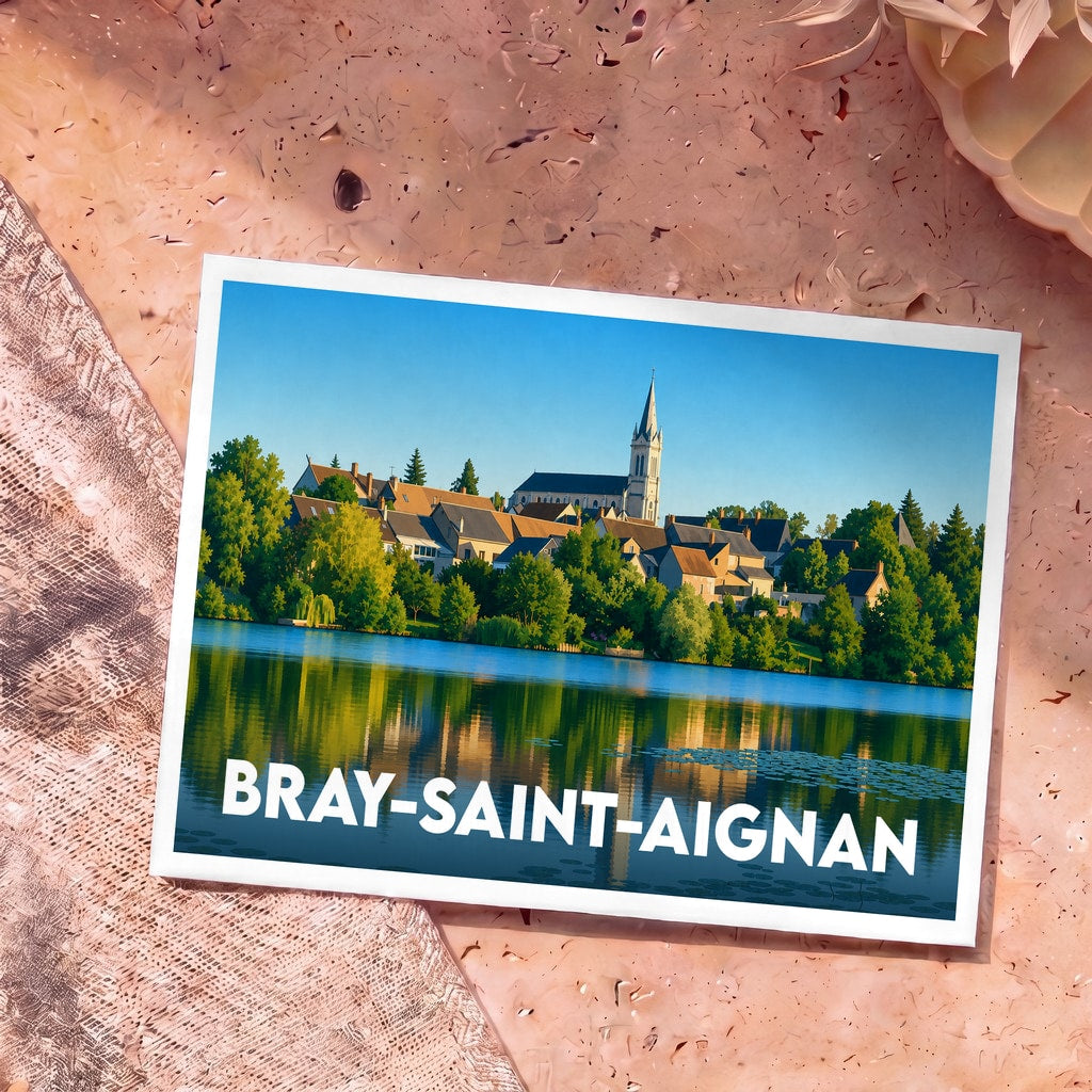 Carte postale souvenir de la commune de Bray-Saint-Aignan illustrant une vue paysagère du village au bord de l'eau.