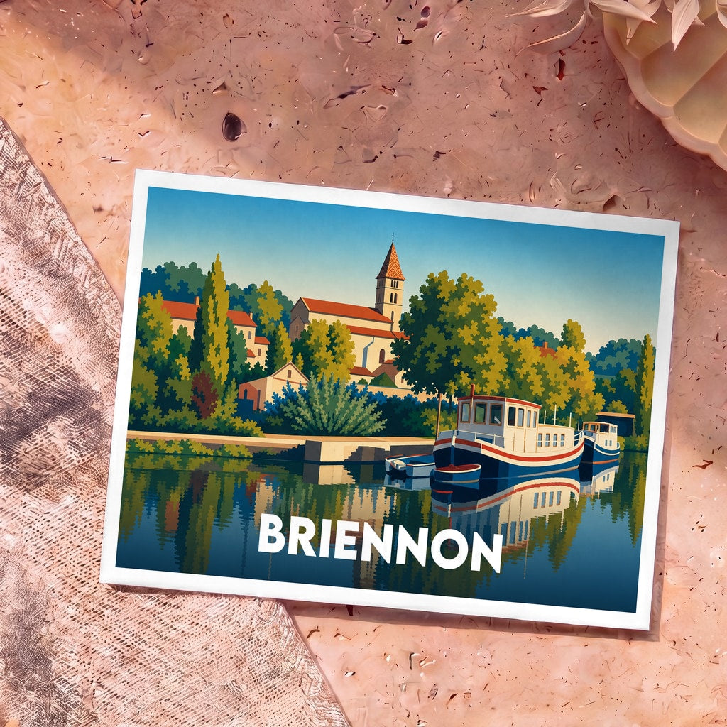 Carte postale souvenir de la ville de Briennon avec une illustration stylisée montrant le port et l'église.