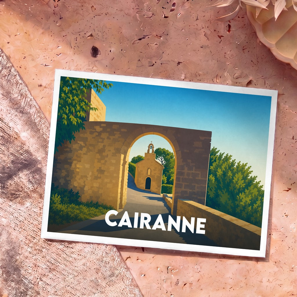 Carte postale souvenir de la ville de Cairanne avec une illustration stylisée d'une arche en pierre ouvrant sur une chapelle provençale.