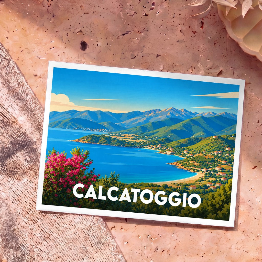 Carte postale souvenir de la ville de Calcatoggio avec une illustration stylisée de sa baie et de ses montagnes.