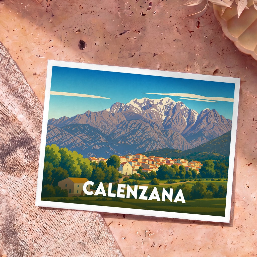 Carte postale souvenir de la ville de Calenzana avec une illustration stylisée d'un village corse au pied des montagnes.