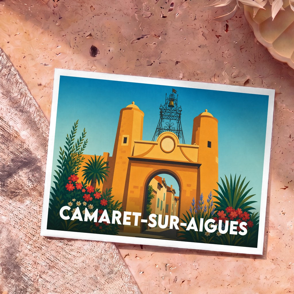 Carte postale souvenir de la ville de Camaret-sur-Aigues avec une illustration stylisée de sa porte fortifiée.