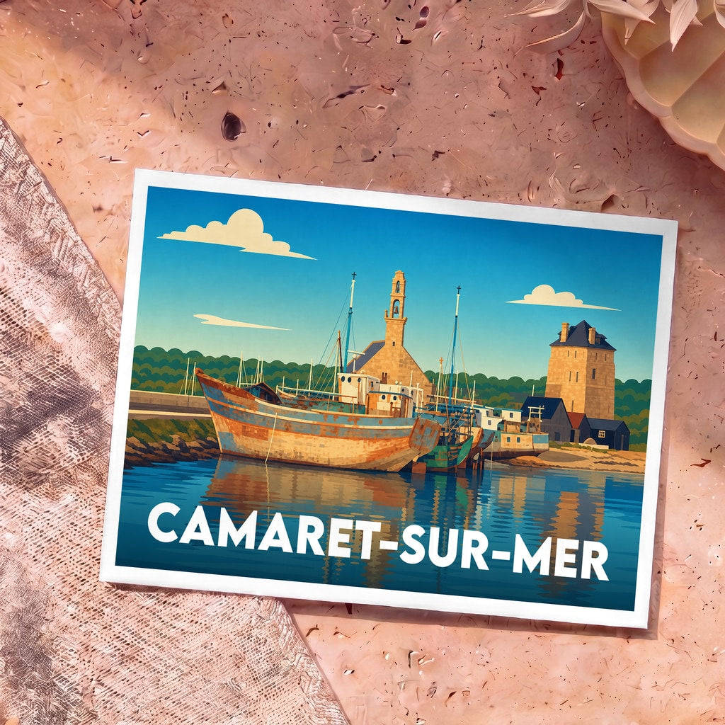 Carte postale souvenir de la ville de Camaret-sur-Mer avec une illustration stylisée de bateaux de pêche et de la tour Vauban.
