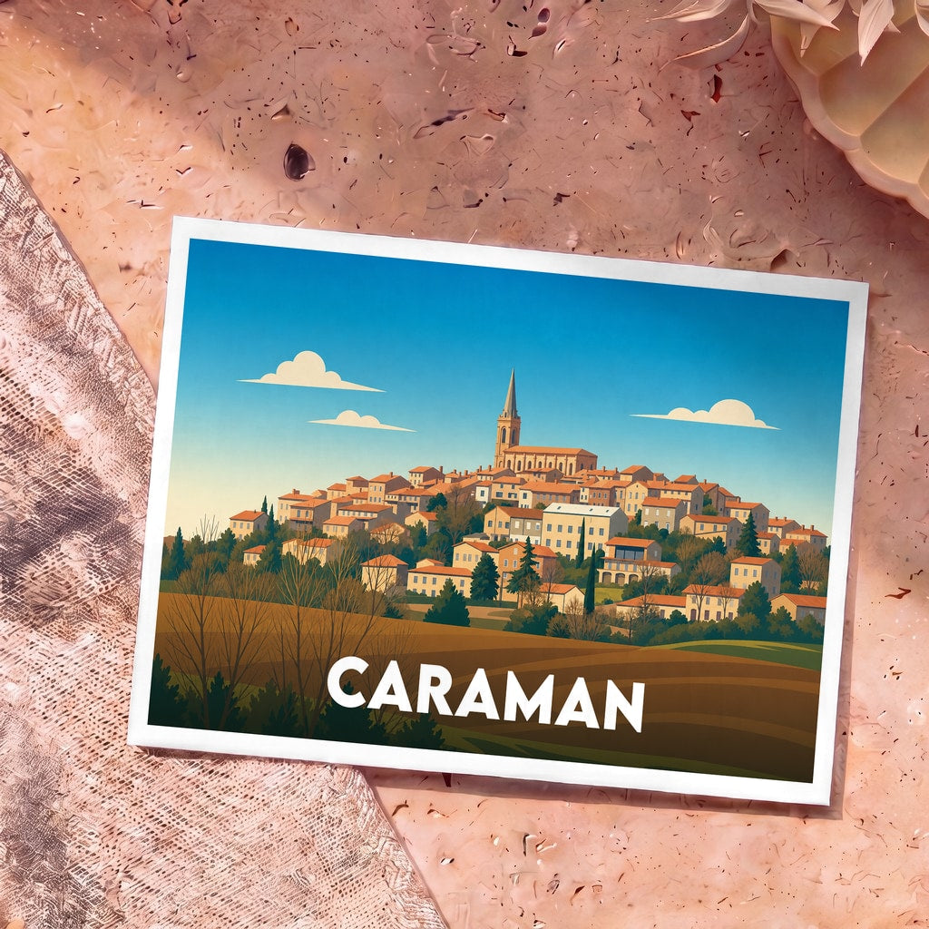Carte postale souvenir de la ville de Caraman avec une illustration stylisée d'un village perché.