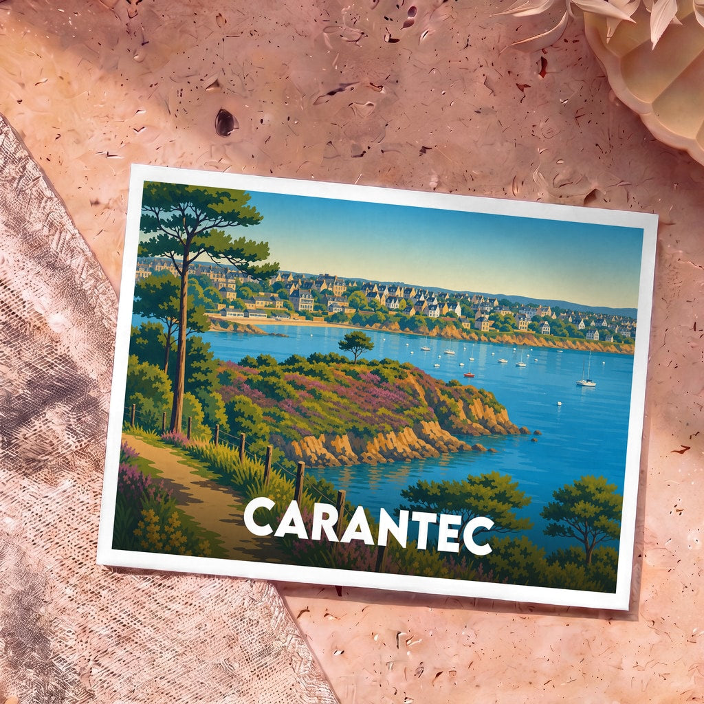Carte postale souvenir de la ville de Carantec avec une illustration stylisée de son littoral.