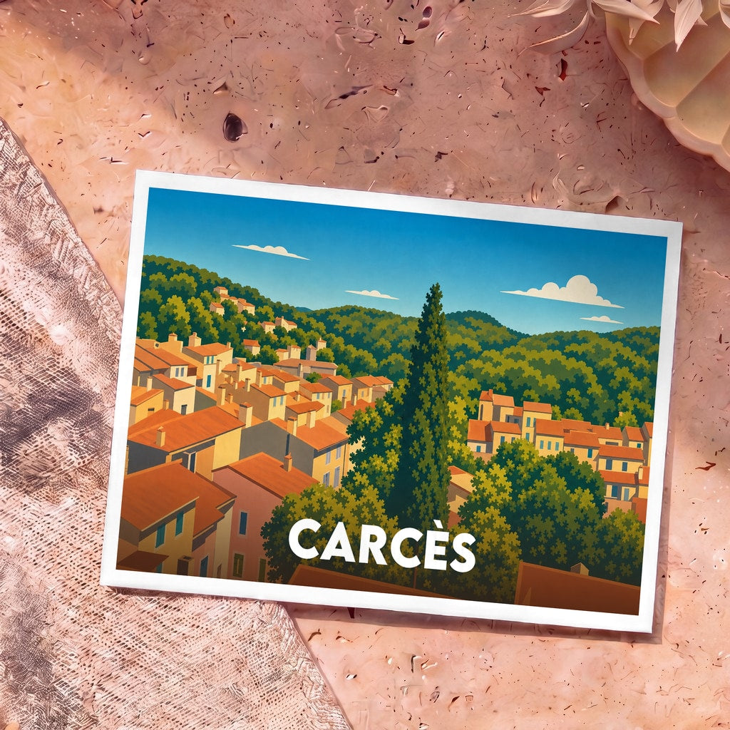 Carte postale souvenir de la ville de Carcès illustrant un village provençal niché dans des collines boisées.
