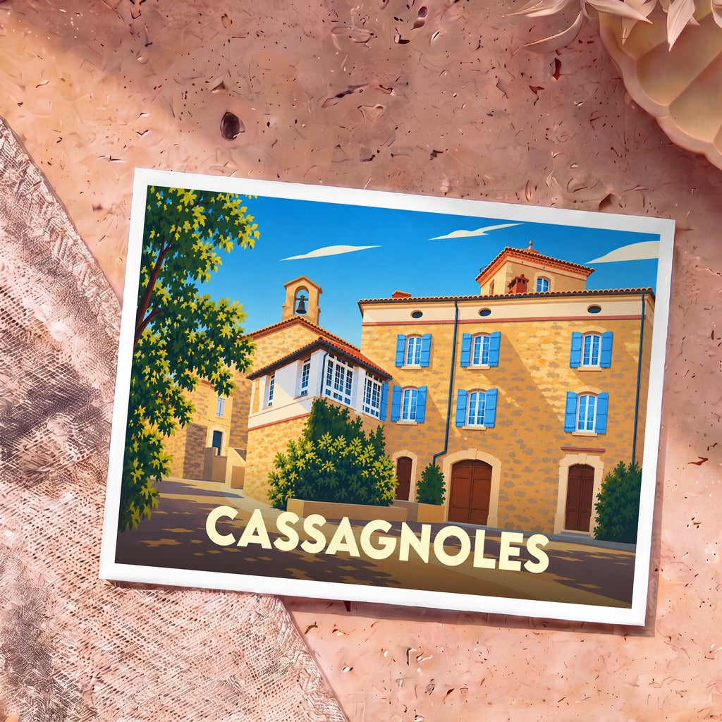 Carte postale souvenir de la ville de Cassagnoles illustrant un village pittoresque aux façades en pierre et volets bleus sous un ciel dégagé.