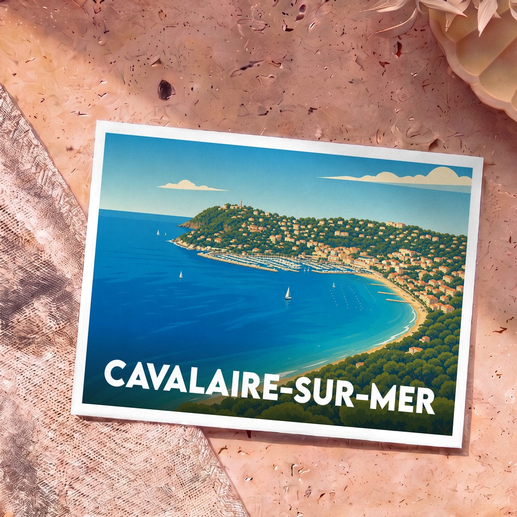 Carte postale souvenir de la ville de Cavalaire-sur-Mer avec une illustration stylisée de sa baie.