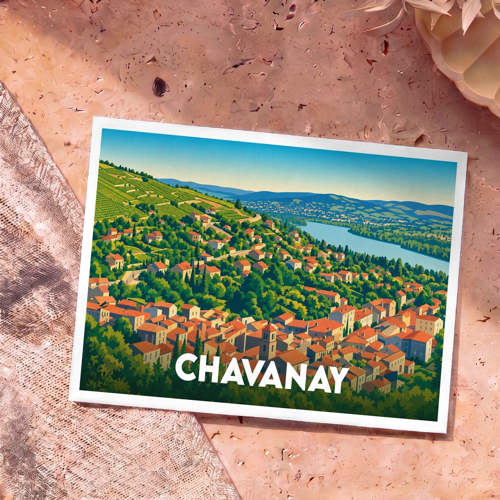 Carte postale souvenir de la ville de Chavanay avec une illustration stylisée de ses toits rouges, de ses vignobles et du Rhône.