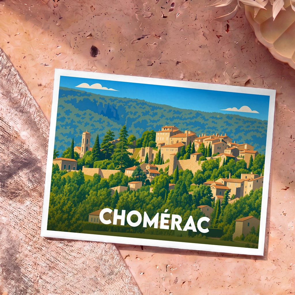 Carte postale souvenir de la ville de Chomérac présentant une illustration stylisée d'un village perché dans une forêt verdoyante.