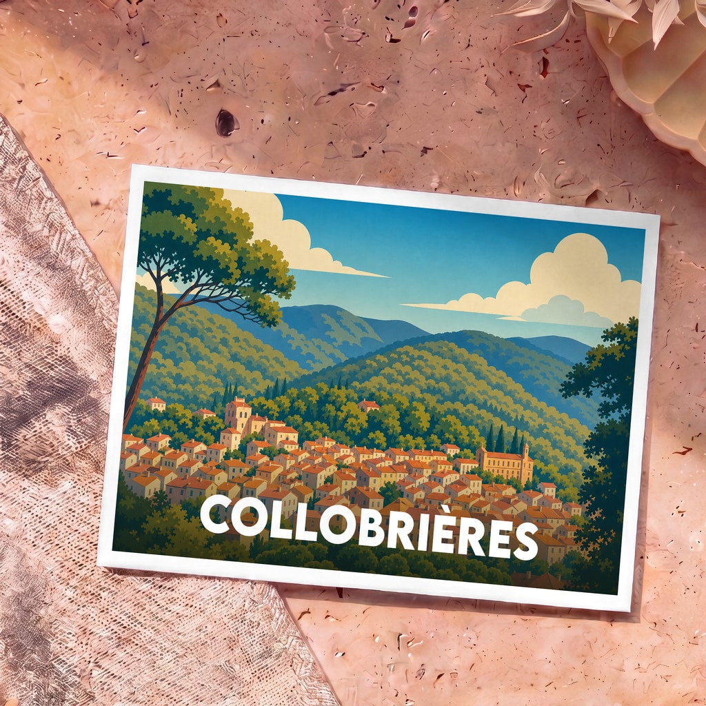 Carte postale souvenir de la ville de Collobrières illustrant le village niché au cœur d'une forêt vallonnée.