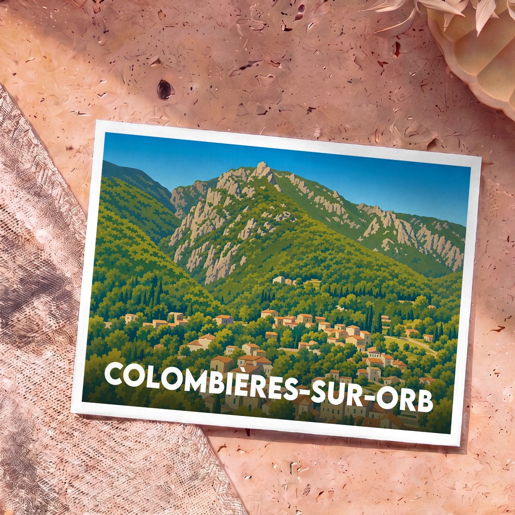 Carte postale souvenir de Colombières-sur-Orb avec une illustration stylisée du village au pied de montagnes verdoyantes.