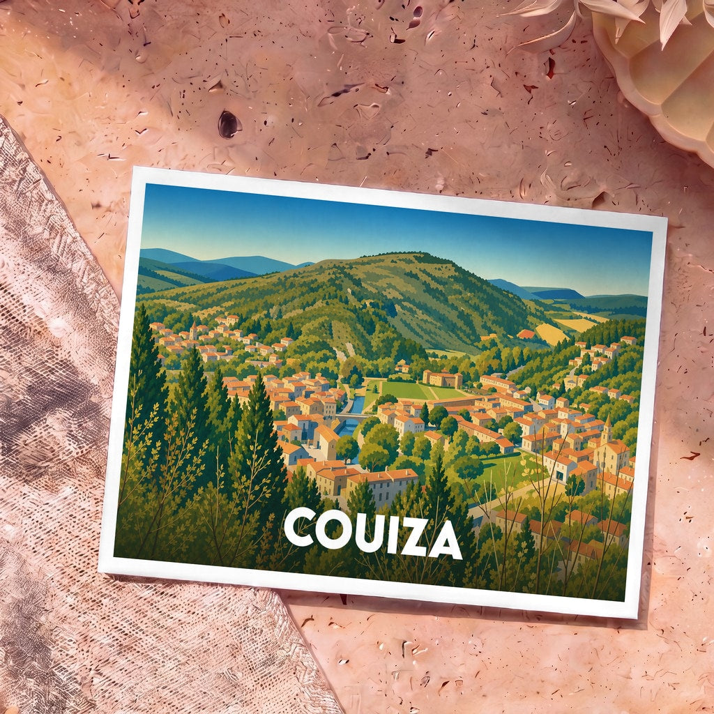 Carte postale souvenir de la ville de Couiza présentant une illustration stylisée et colorée de la commune nichée au cœur d'une vallée verdoyante.