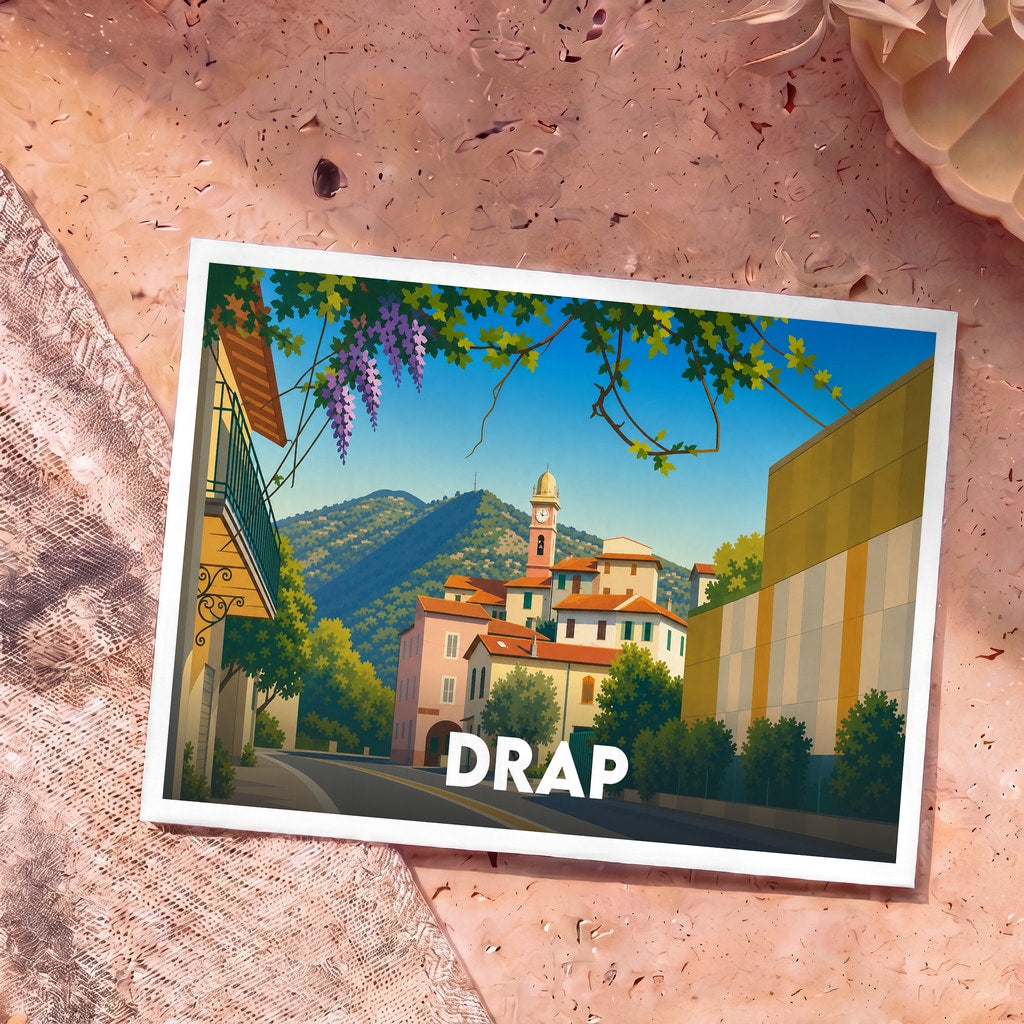 Carte postale souvenir de la ville de Drap avec une illustration stylisée et colorée.