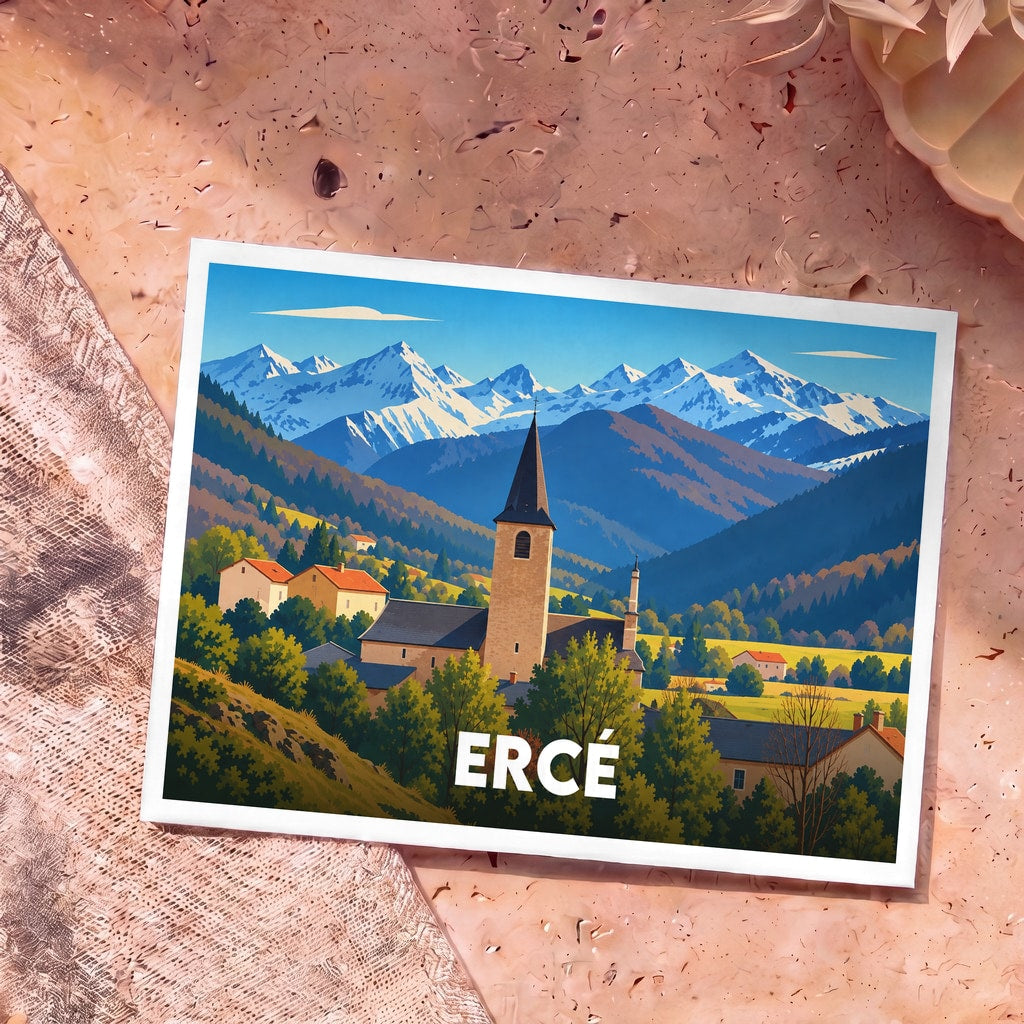 Carte postale souvenir de la ville d'Ercé avec une illustration stylisée d'un village de montagne.