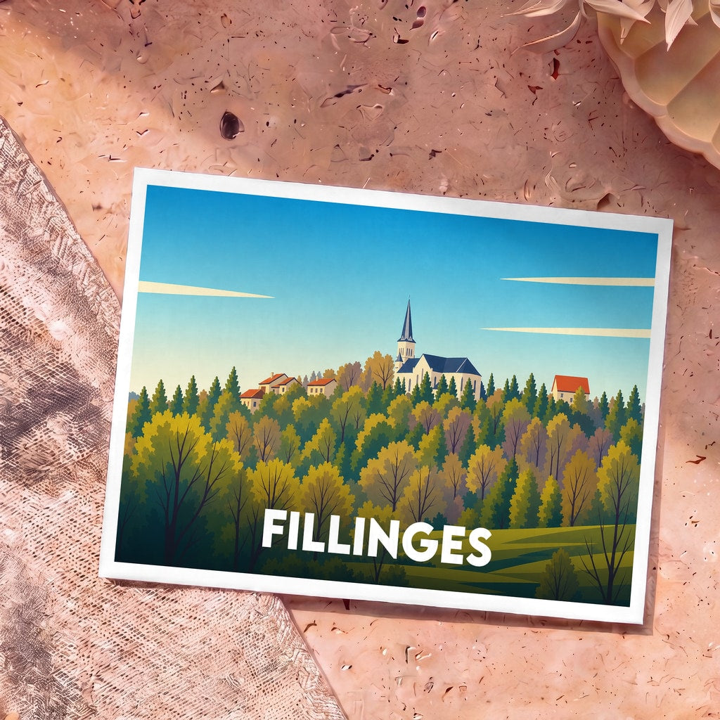 Carte postale souvenir de la ville de Fillinges avec une illustration stylisée d'un village niché dans une forêt.