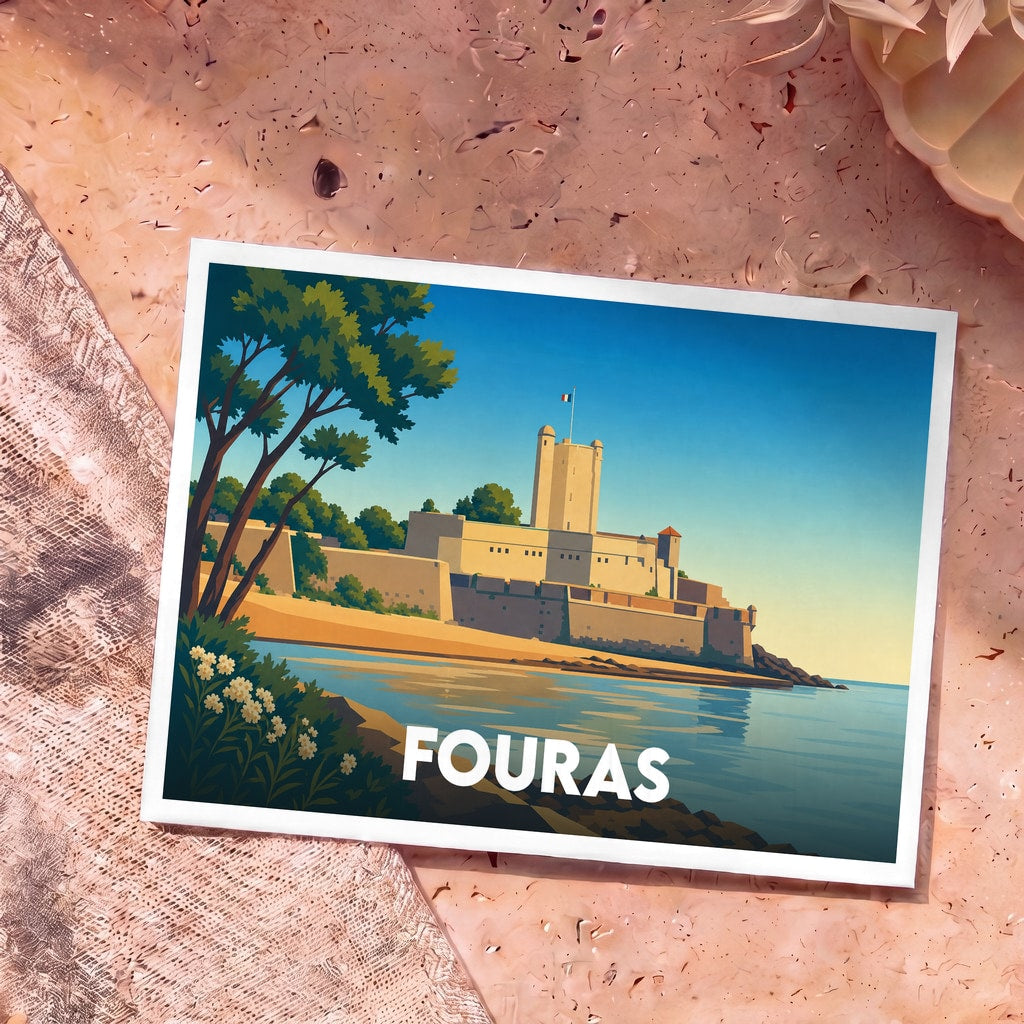 Carte postale souvenir de la ville de Fouras illustrant son fort et son front de mer dans un style rétro.