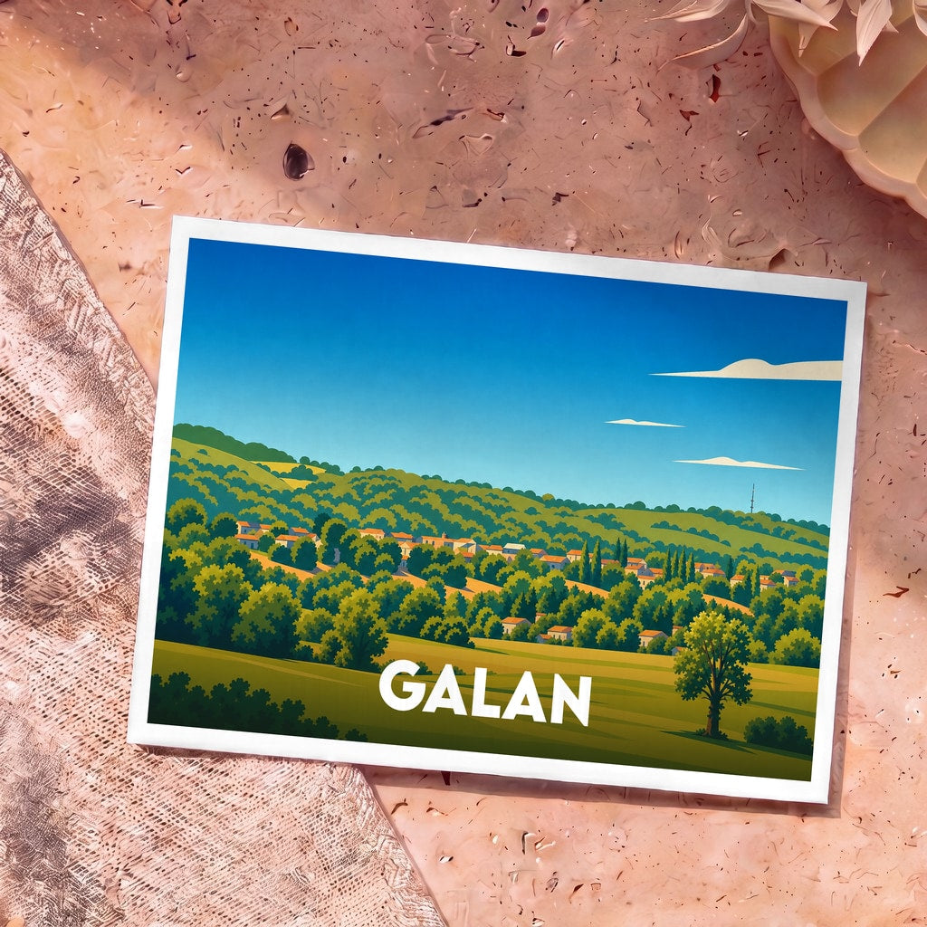 Carte postale souvenir de la ville de Galan avec une illustration stylisée de son paysage vallonné.