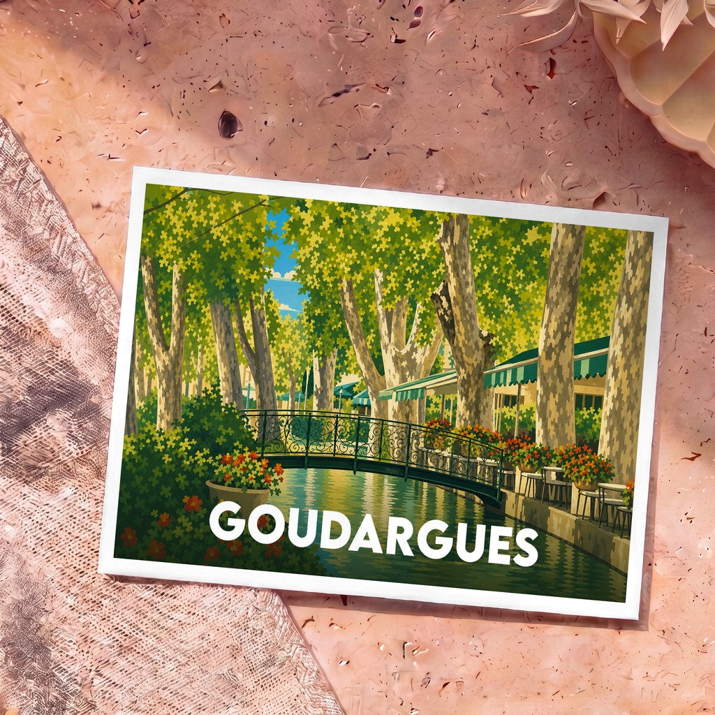 Carte postale souvenir de la ville de Goudargues illustrant un canal bordé de platanes et de terrasses.