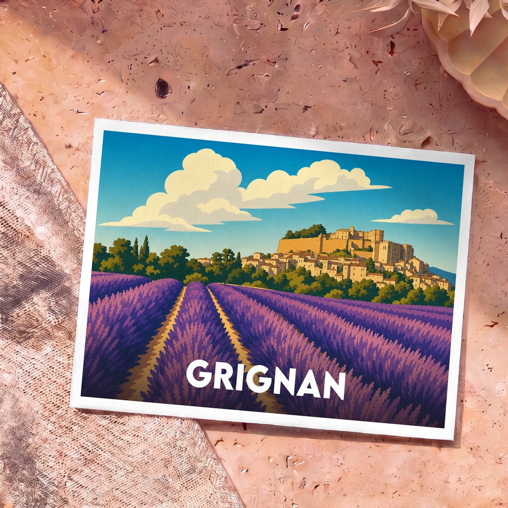 Carte postale souvenir de la ville de Grignan illustrant un champ de lavande au pied d'un village perché.