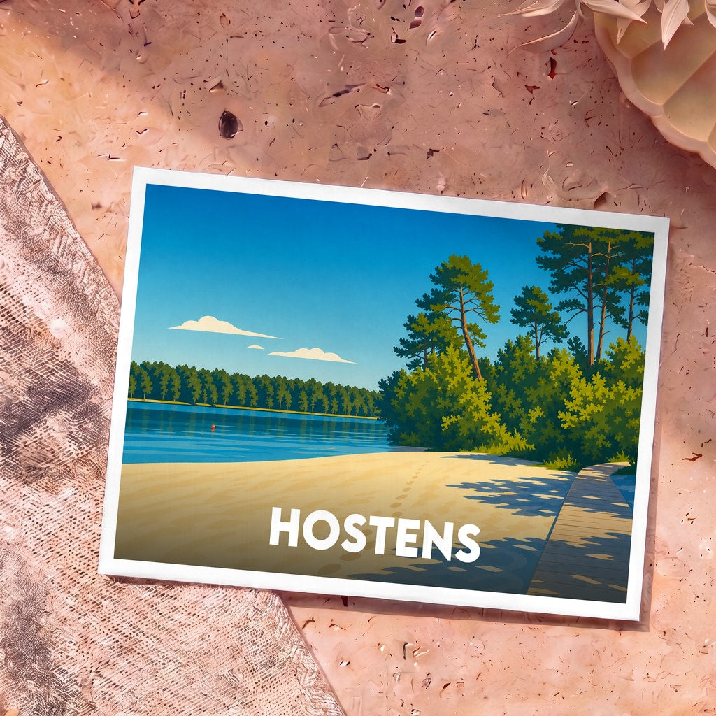 Carte postale souvenir de la ville de Hostens avec une illustration stylisée d'un lac bordé de sable et de pins.