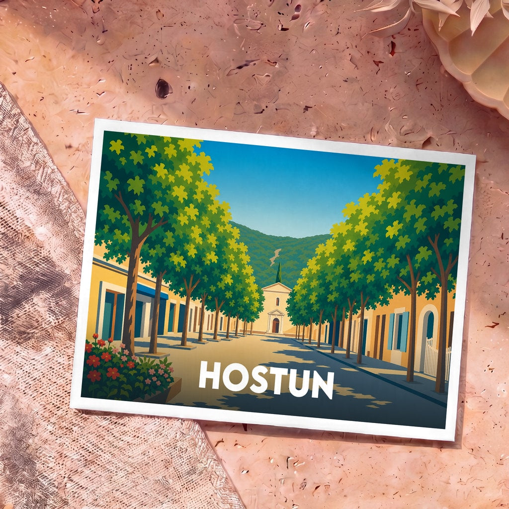 Carte postale souvenir de la ville de Hostun avec une illustration stylisée d'une rue bordée d'arbres menant à une église.