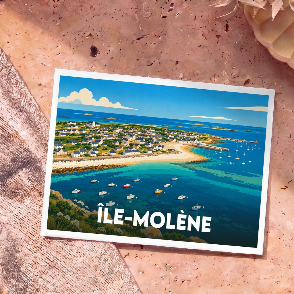 Carte postale souvenir de l'Île-Molène avec une illustration colorée et stylisée de ses côtes et de ses bateaux.