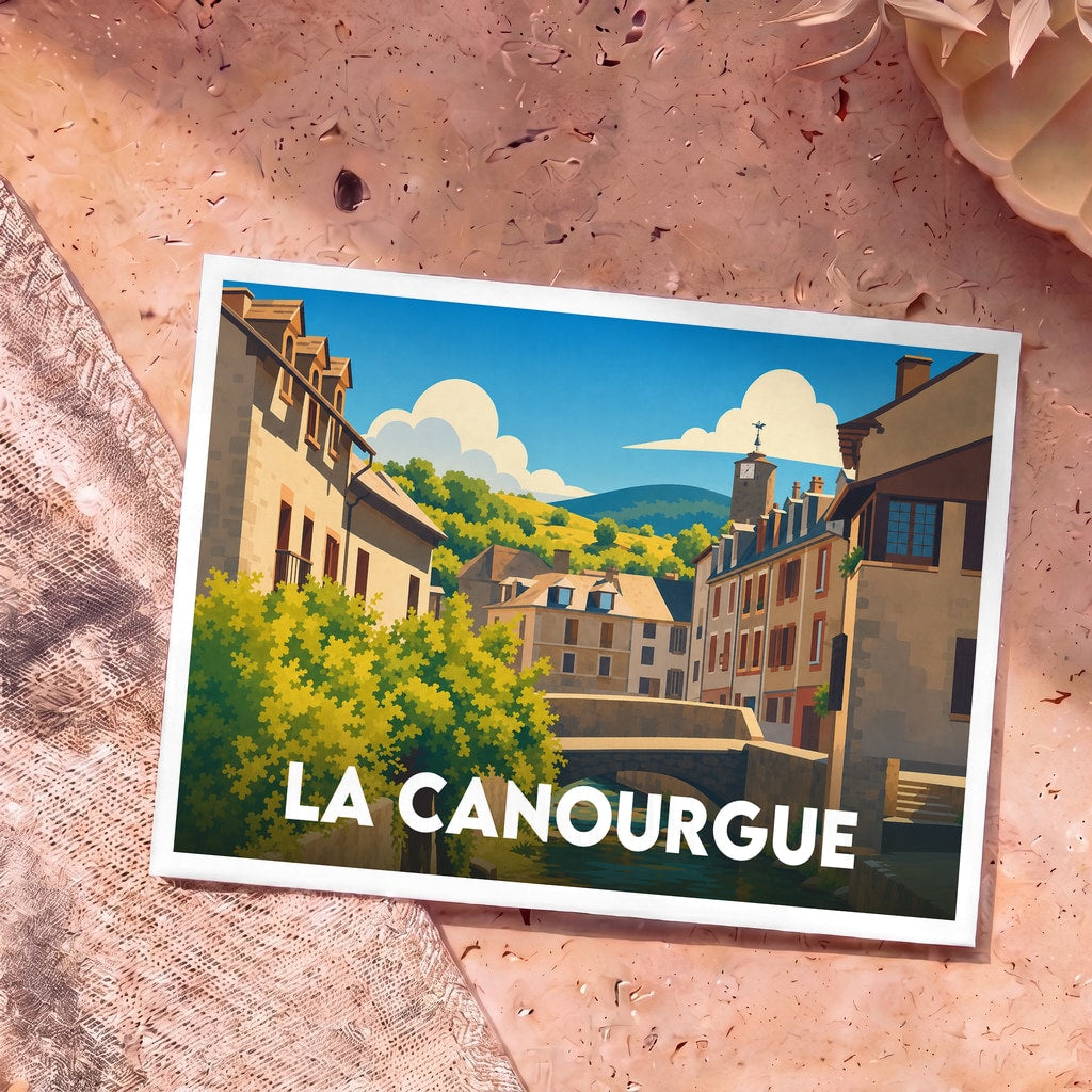 Carte postale souvenir de la ville de La Canourgue avec une illustration stylisée d'un pont et de bâtiments colorés.
