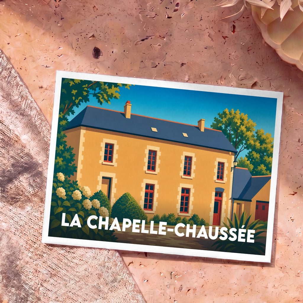 Carte postale souvenir de la ville de La Chapelle-Chaussée avec une illustration stylisée d'une maison traditionnelle bretonne.