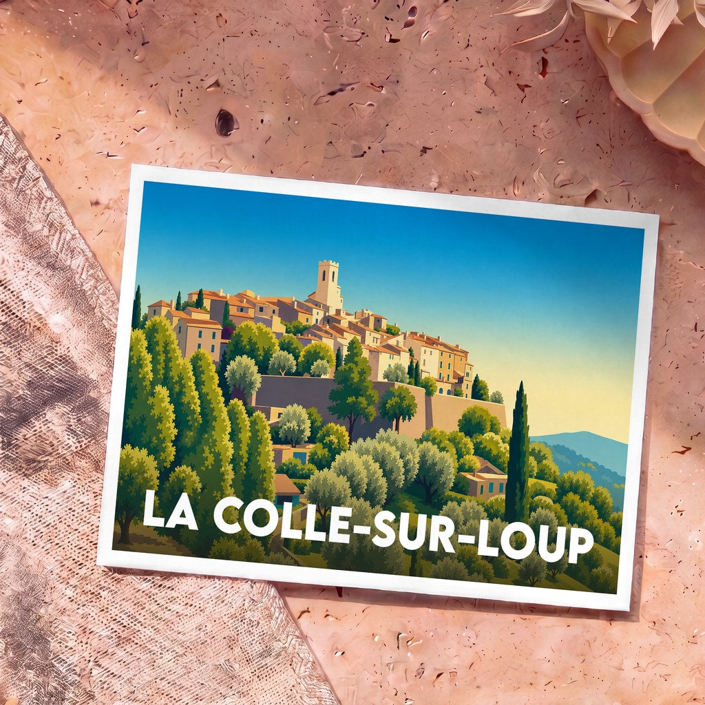 Carte postale souvenir de la ville de La Colle-sur-Loup avec une illustration stylisée d'un village perché.