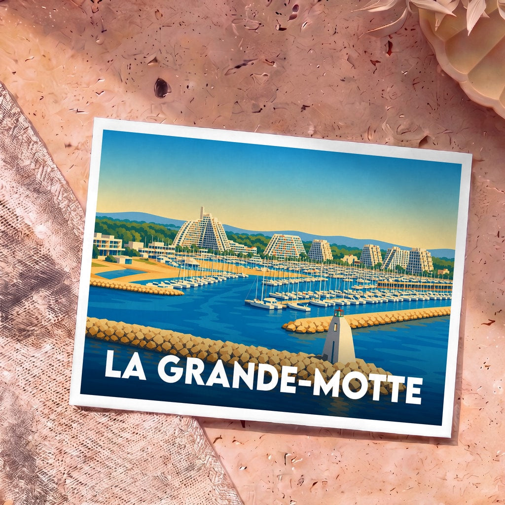 Carte postale souvenir de la ville de La Grande-Motte avec une illustration stylisée de son port et de son architecture pyramidale.