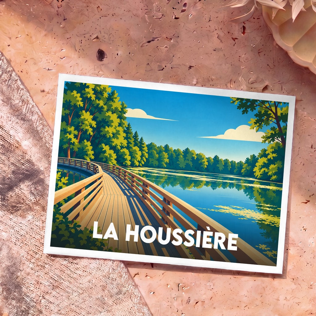 Carte postale souvenir de la ville de La Houssière illustrant un ponton en bois au bord d'un lac forestier.