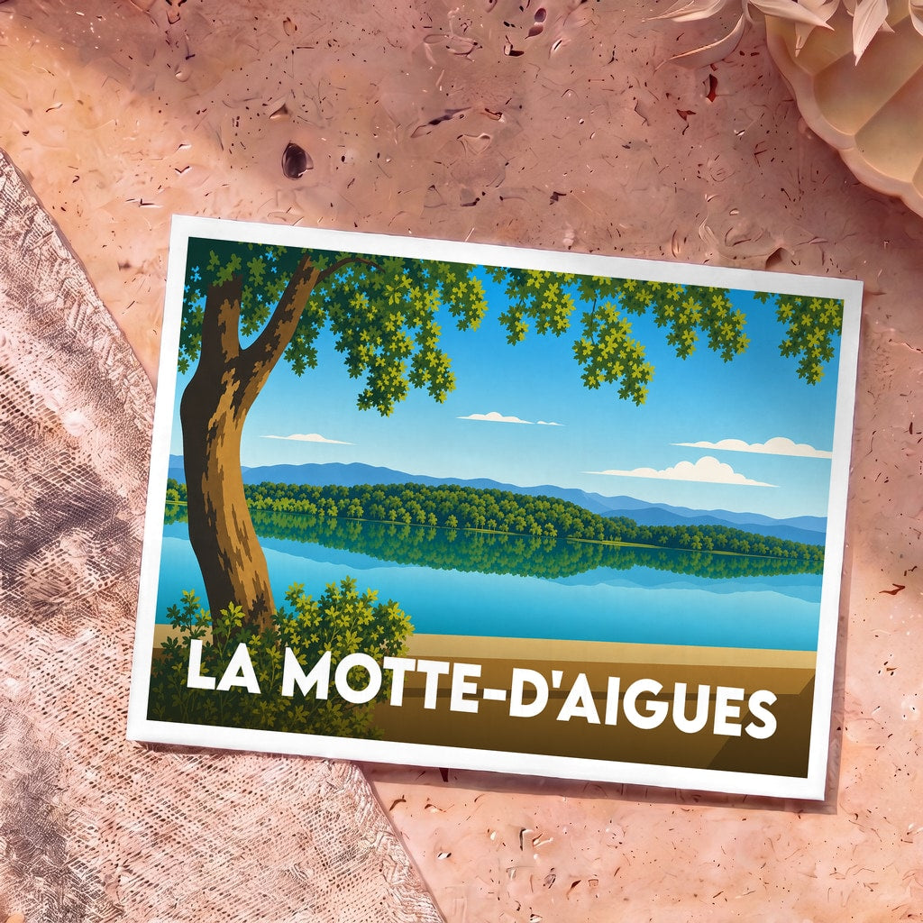 Carte postale souvenir de la ville de La Motte-d'Aigues avec une illustration stylisée d'un lac bordé d'arbres.