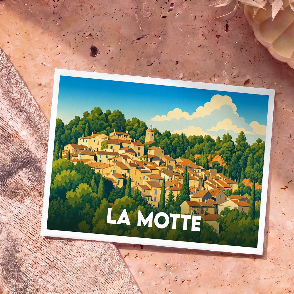 Carte postale souvenir de la ville de La Motte avec une illustration stylisée de son village perché.