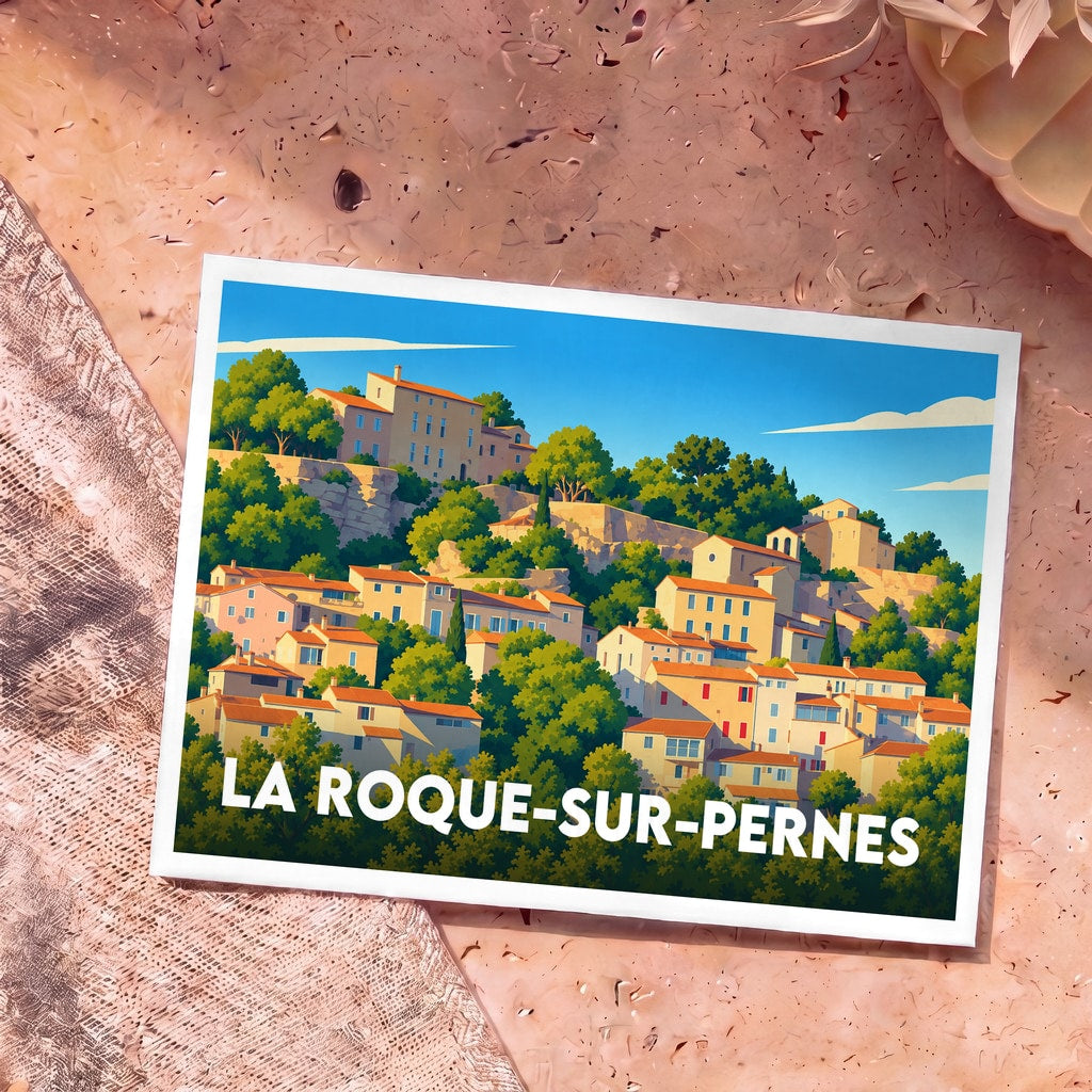 Carte postale souvenir de la ville de La Roque-sur-Pernes avec une illustration stylisée d'un village perché.