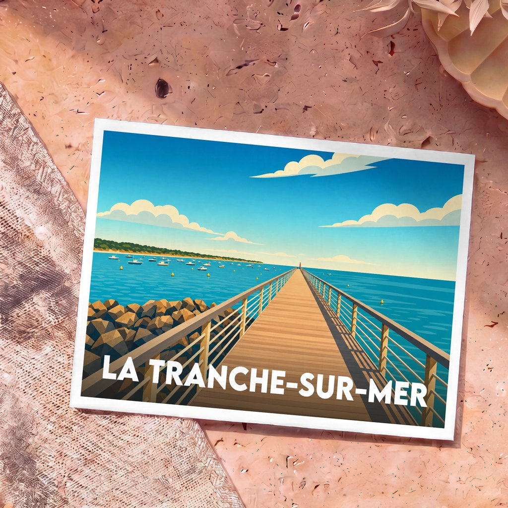 Carte postale souvenir de la ville de La Tranche-sur-Mer illustrant son estacade en bois face à l'océan.